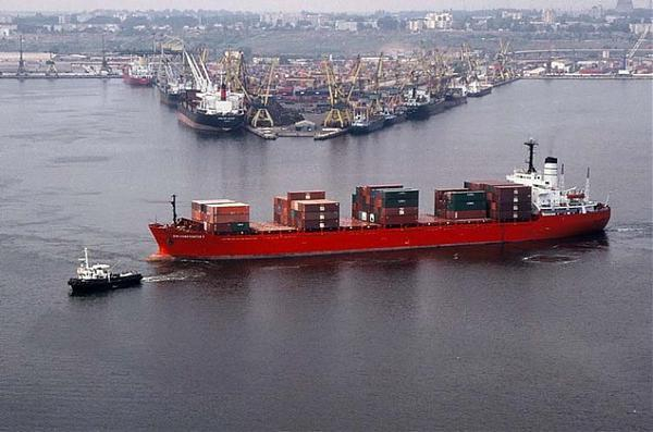 Баржа с 1,5 тоннами угля из России затонула в порту Констанцы