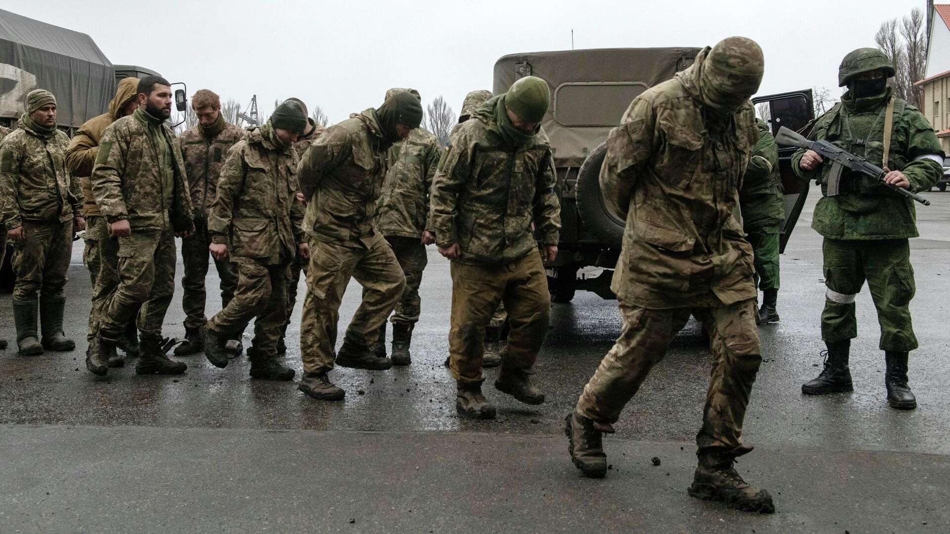 Сдавшийся украинский солдат рассказал, как его сажали в клетку за то, что он русскоговорящий 