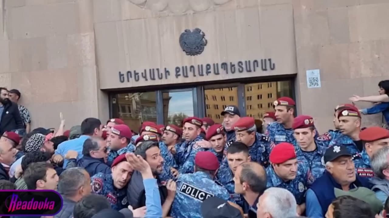 Участники шествия оппозиции в Ереване заблокировали входы в здание мэрии