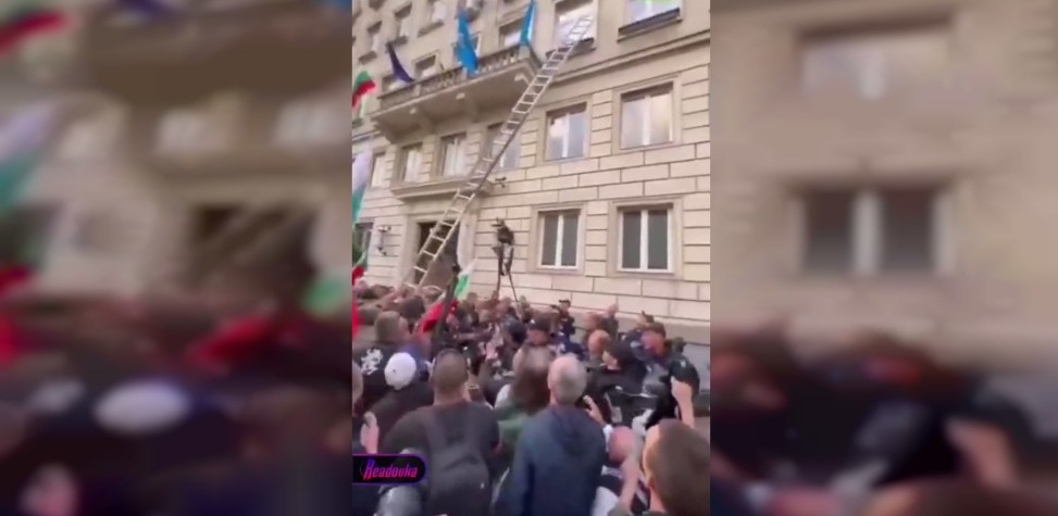 Разъяренные болгарские активисты попытались сорвать флаг Украины со здания мэрии Софии