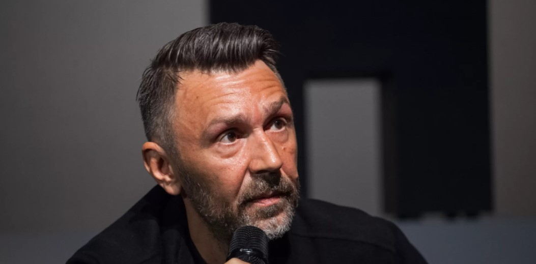 «Надеются получить копеечку»: Сергей Шнуров высказался про эмиграцию российских звезд