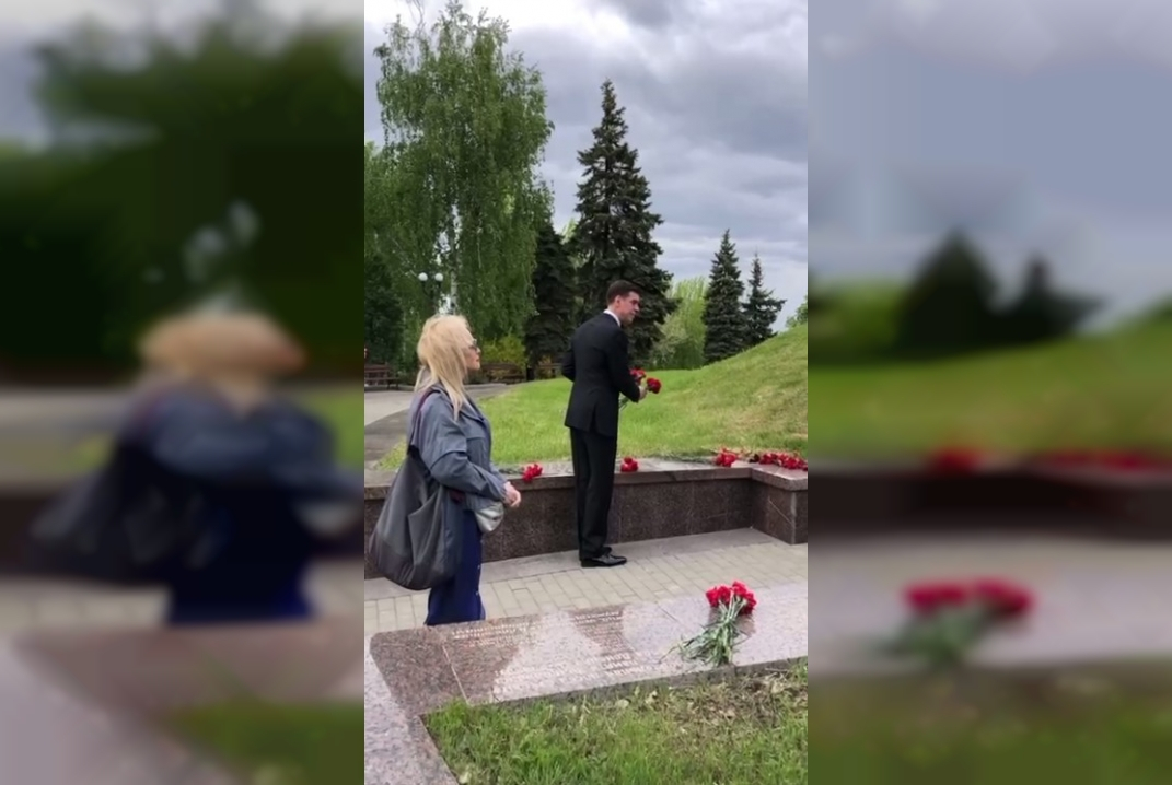 Дмитрий Дюжев в Донецке возложил цветы к памятнику жертвам нацизма