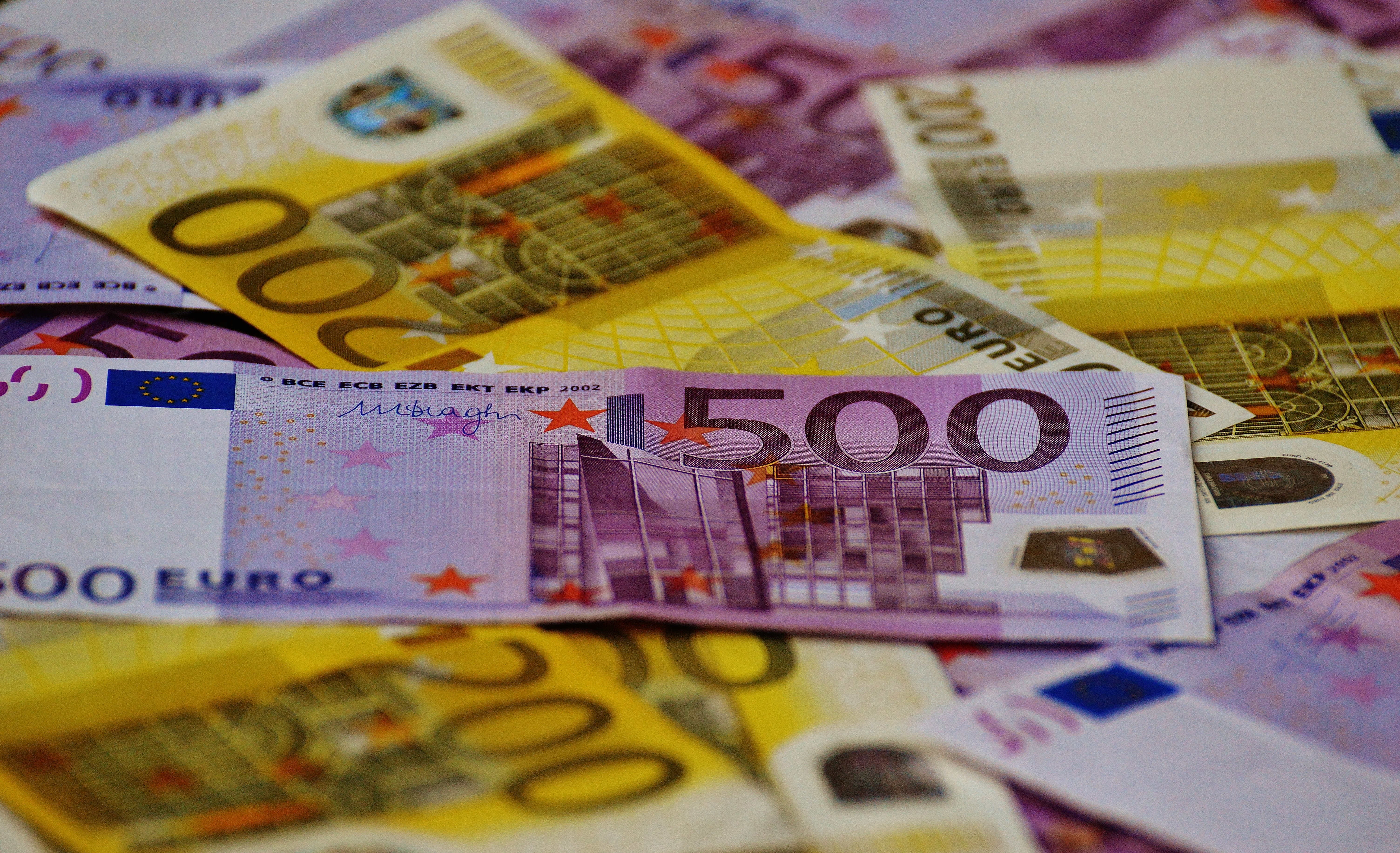 Впервые с февраля 2020 года евро опустился ниже 70 рублей