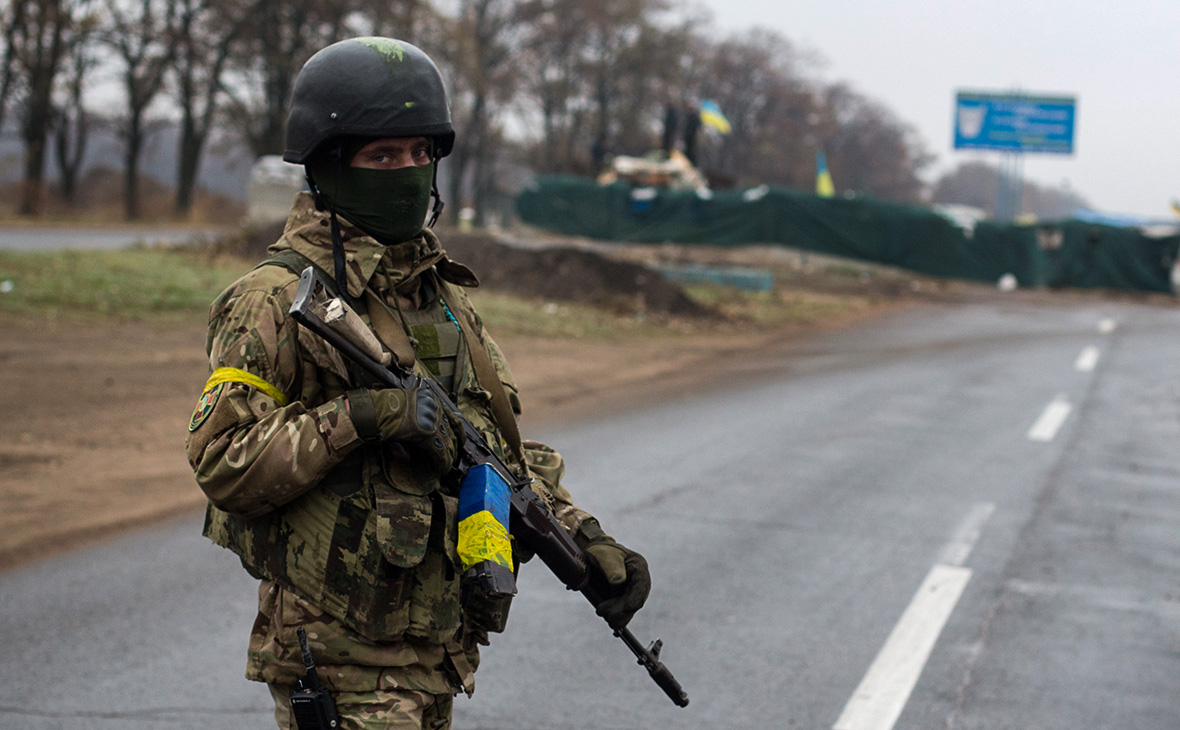 Украинские военные пофотографировались у обстрелянного накануне села Солохи
