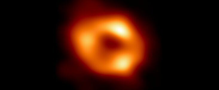 Опубликована первая в истории фотография черной дыры