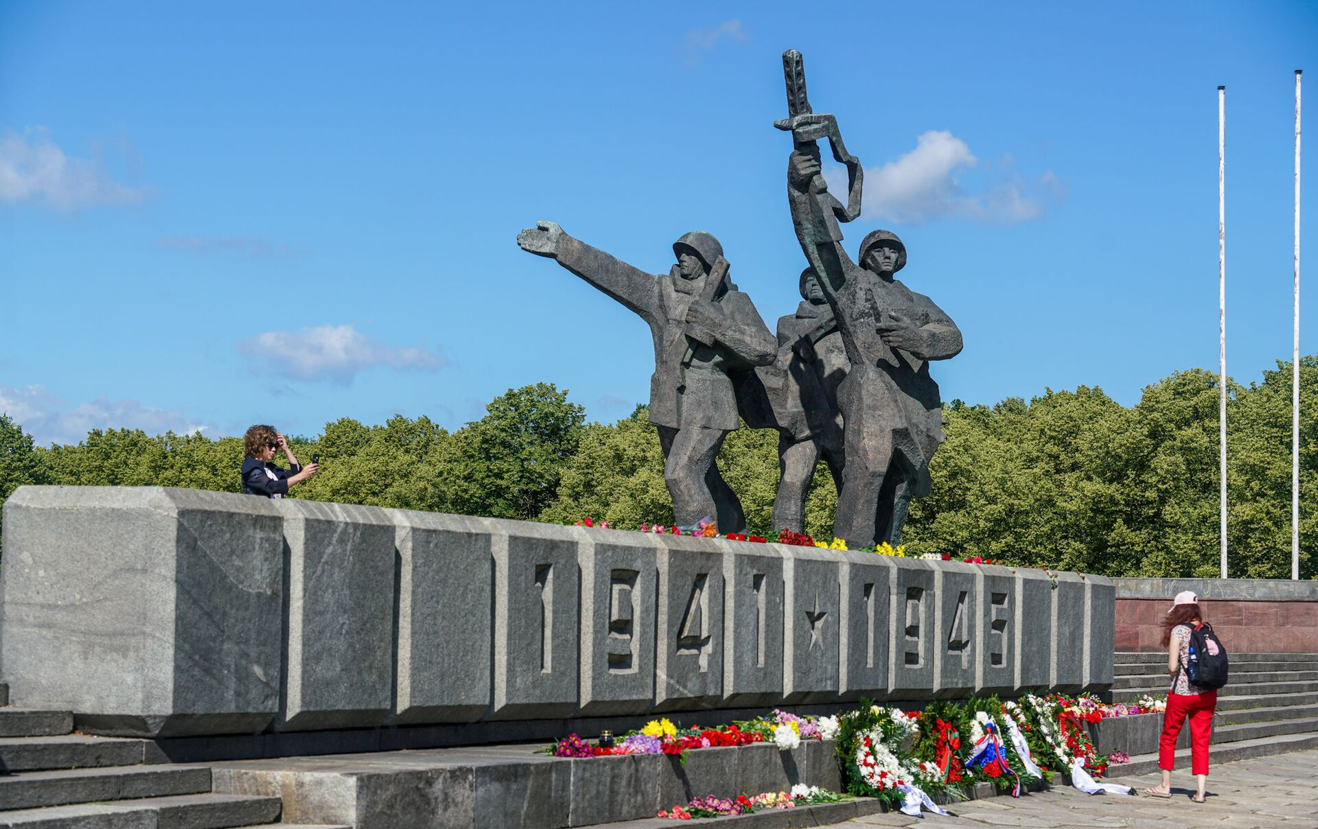 13 мая в Риге из-за событий у памятника Освободителям пройдут массовые протесты