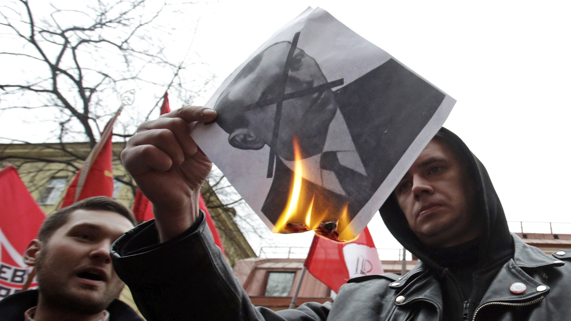 На вопрос, кто такой Степан Бандера, веселые украинские подростки ответили «Батько наш»