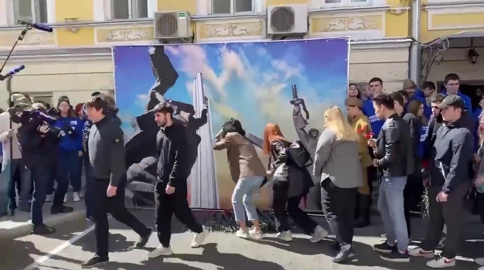 Тысячи москвичей у посольства Латвии возлагают цветы к импровизированному мемориалу