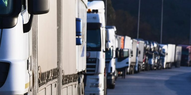 На крымско-херсонской границе вновь застревают фуры с продовольствием