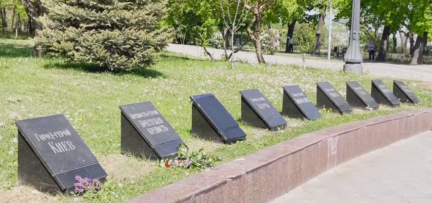 В Одессе на Аллее Славы черной пленкой закрыли монумент с надписью «Город-герой Москва»