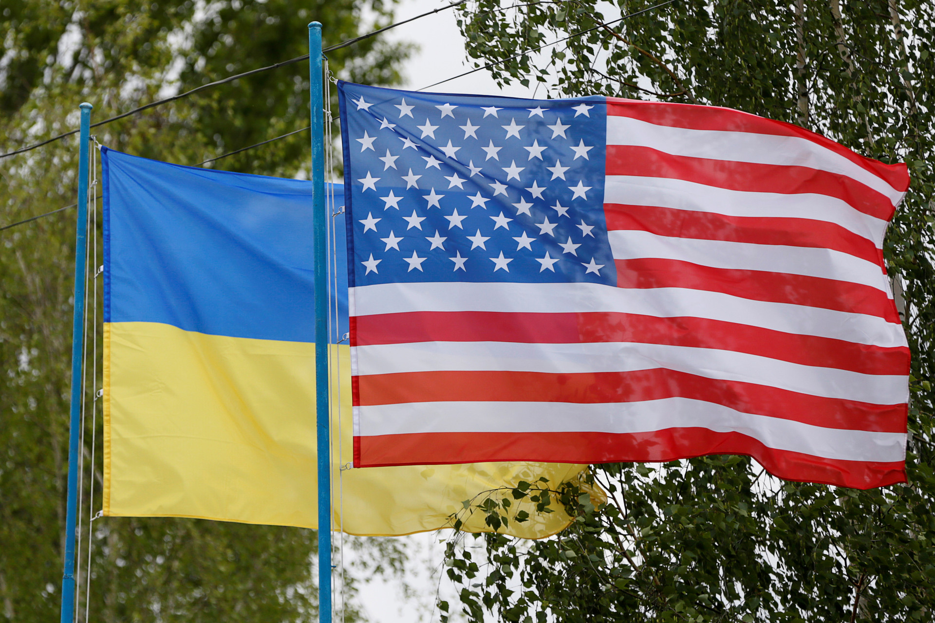 Поставки вооружений Украине из США могут приостановиться