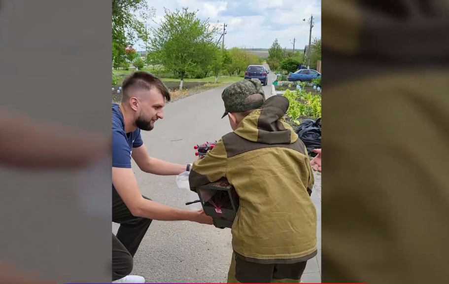 Восьмилетний Леша из Белгородской области рассказал, как встречает колонны армии России
