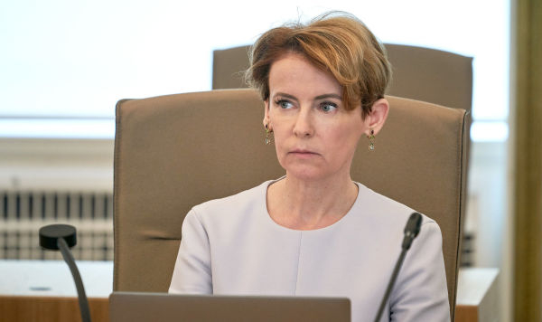 Глава МВД Латвии, которая требовала снос памятника Освободителям в Риге, подала в отставку