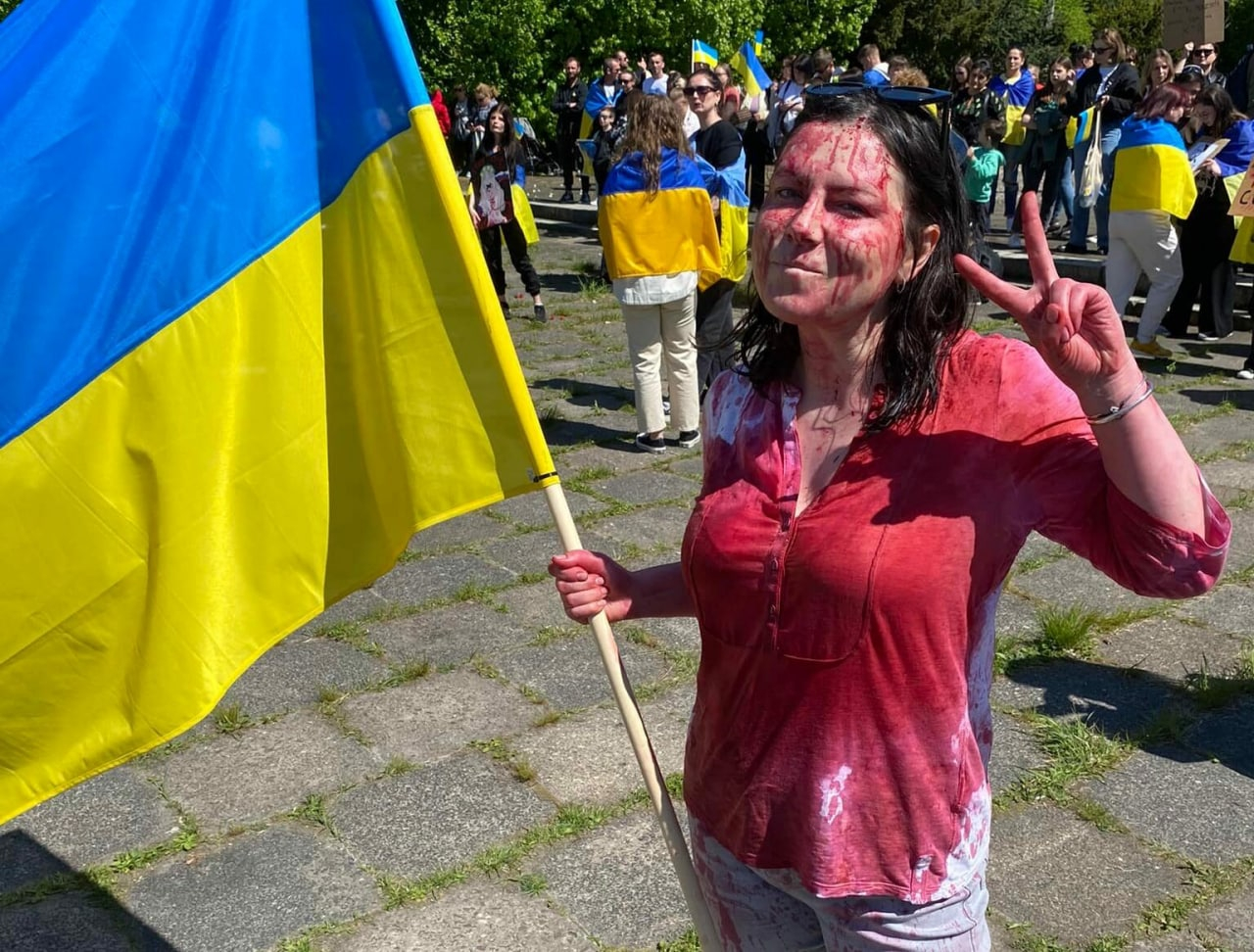 Украинка, напавшая на российского посла в Польше, сбежала из Варшавы