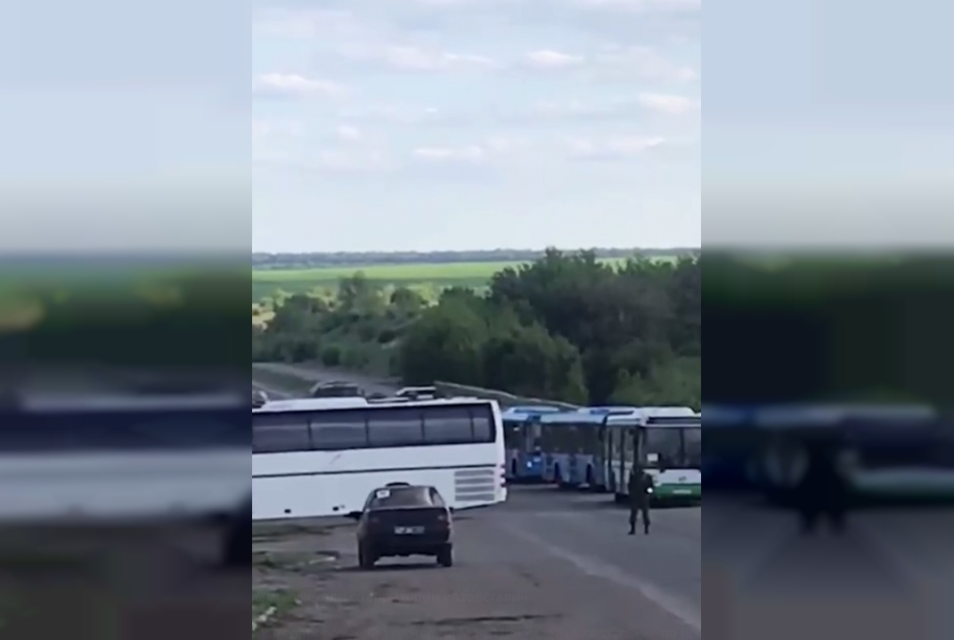 Минимум семь автобусов с украинскими военными выехали с территории «Азовстали»
