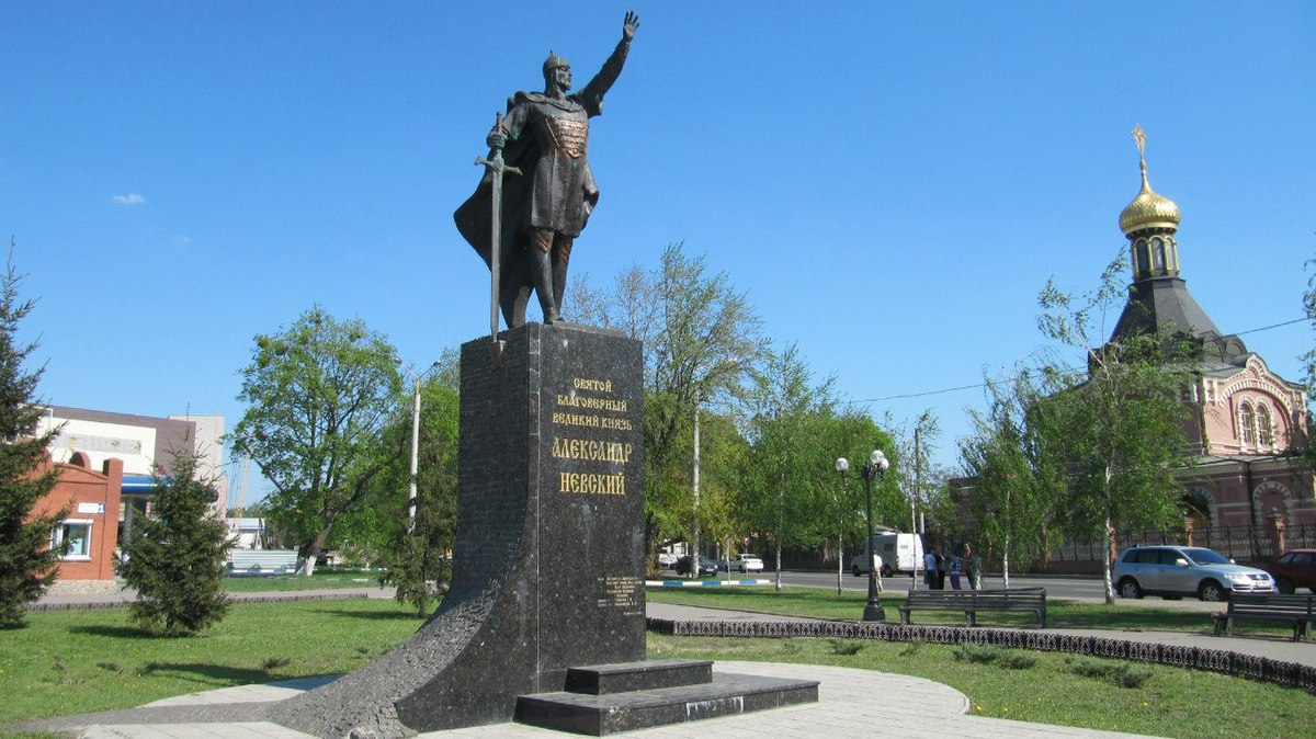 В Харькове украинские вандалы сбросили с постамента памятник русскому князю Александру Невскому