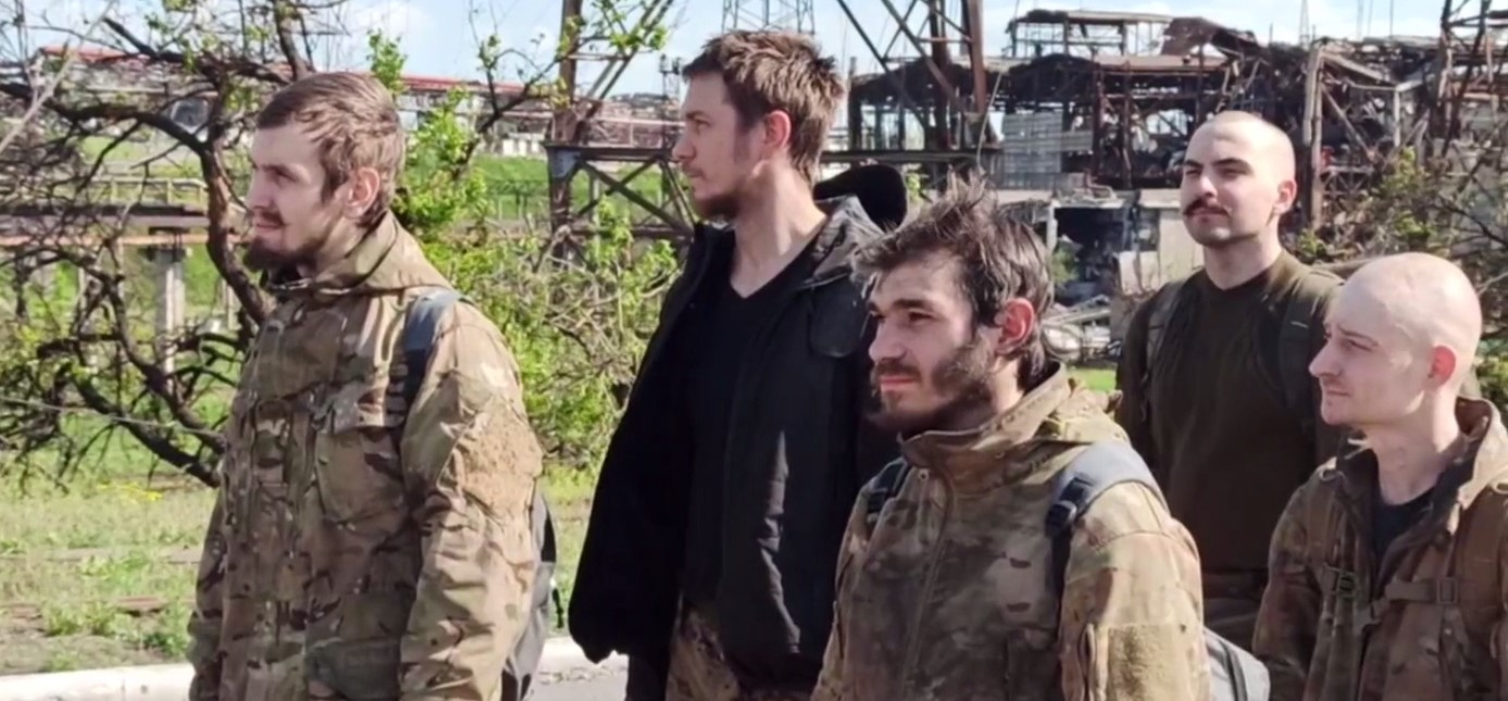 Кадры выхода последней группы боевиков «Азов» с территории «Азовстали»