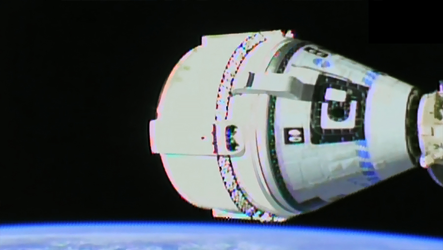 Космический корабль Starliner произвел стыковку с МКС