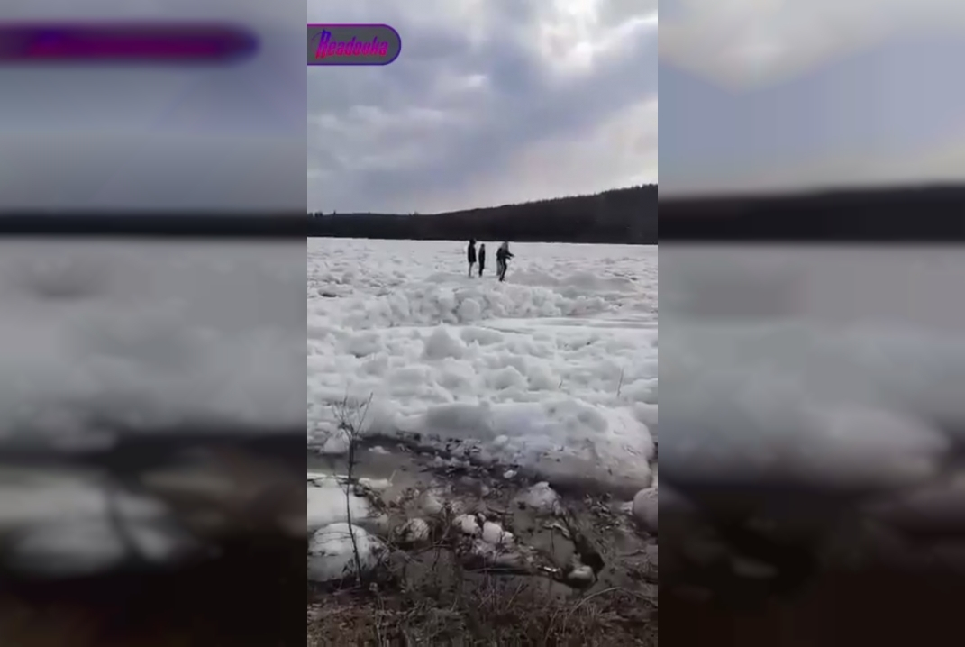 В Якутии четверых подростков едва не унесло не льдине