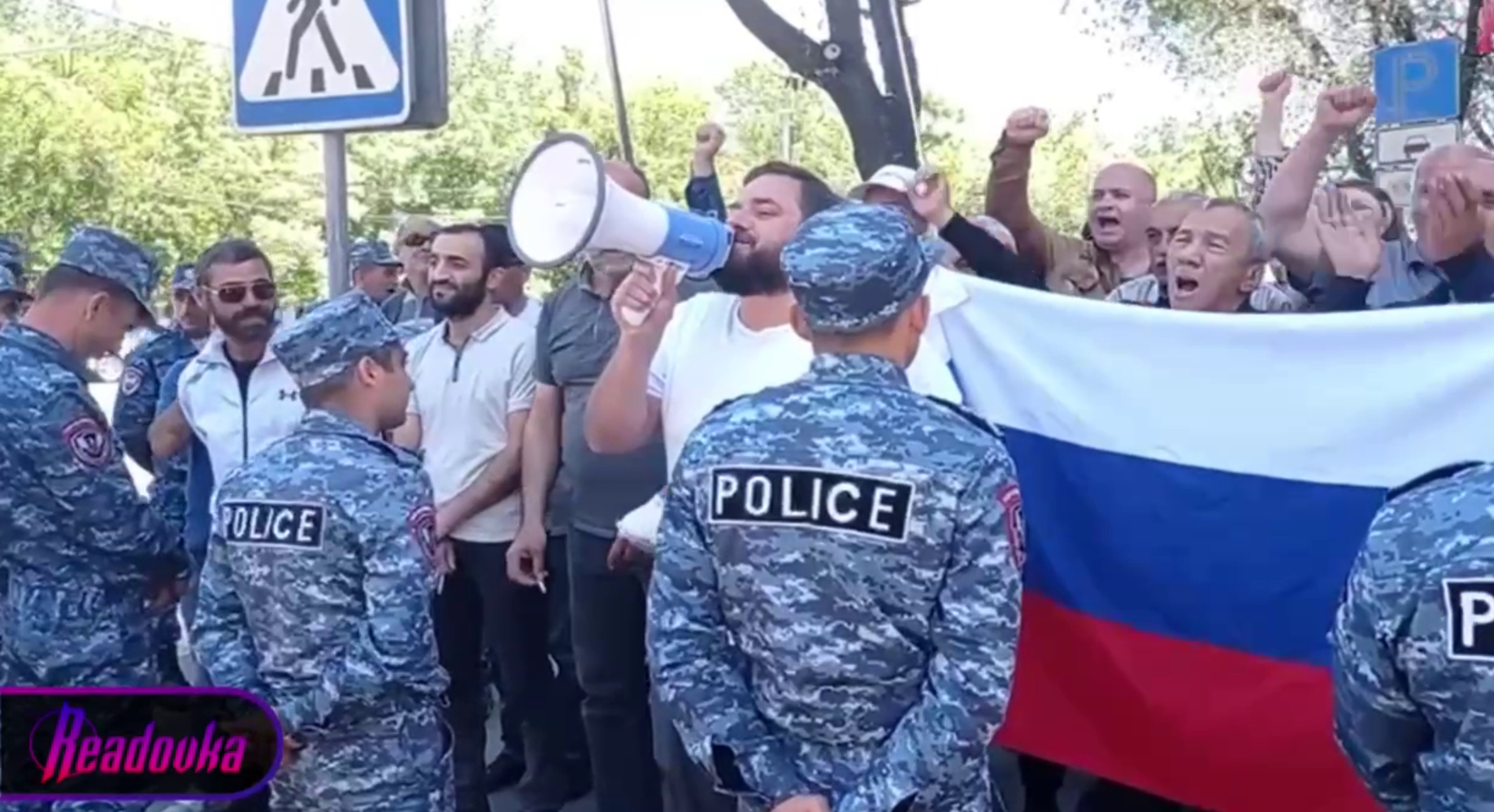 Армяне вышли к посольству РФ, сорвав акцию в поддержку «Азова»