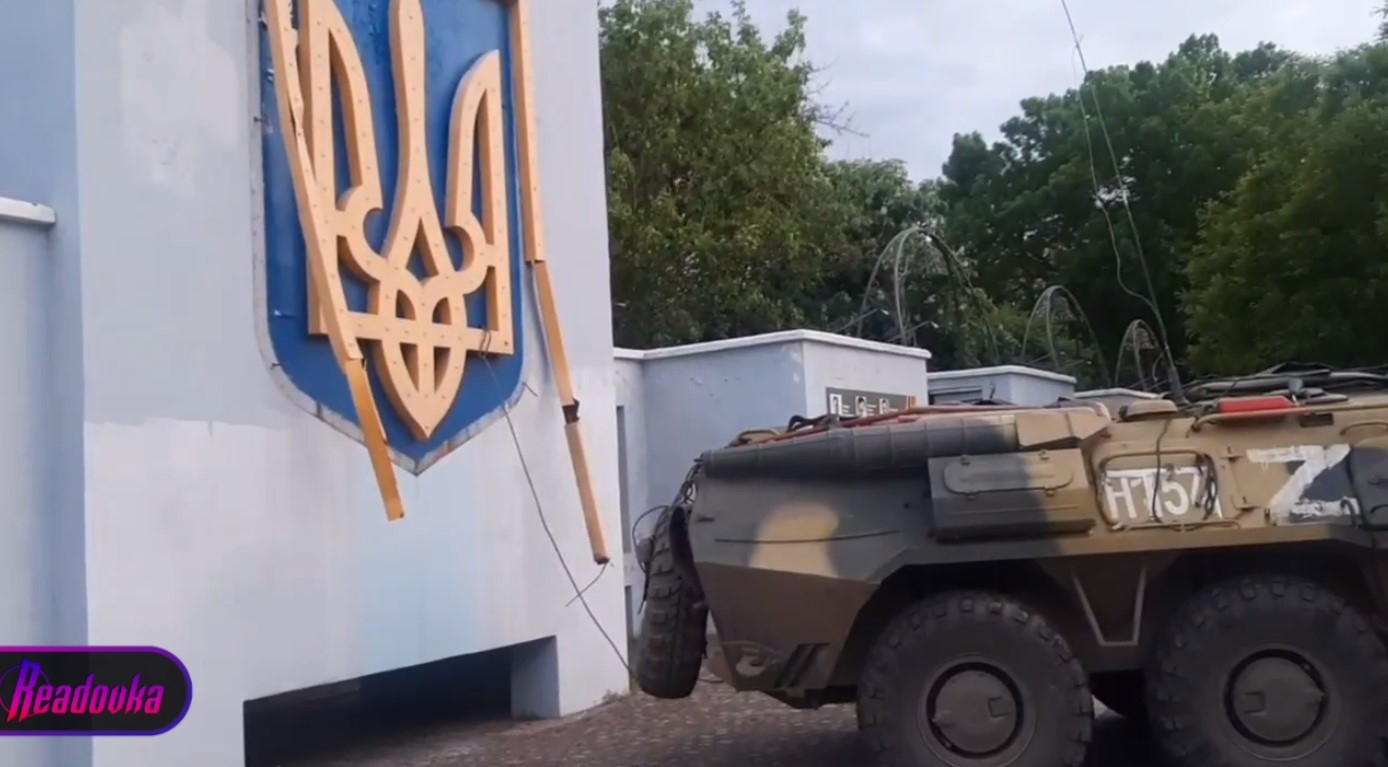 В Херсоне российский БТР оторвал украинский герб на Аллее Героев