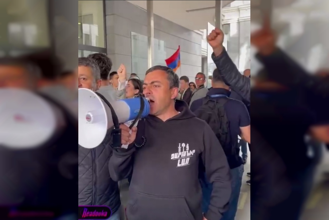 Тысячи протестующих в Ереване заблокировали здание МИД Армении