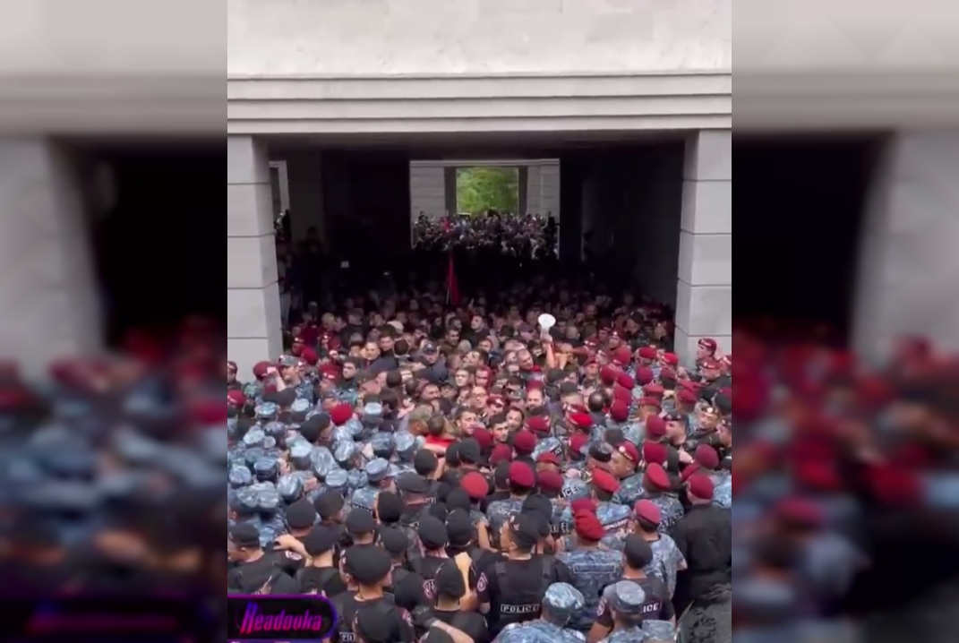 Полиция с трудом держит оборону: стычки с митингующих в Ереване усилились