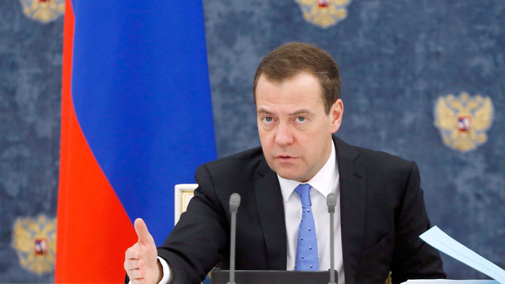Медведев: Украина рассчитывает на поток оружия и деньги от западных стран