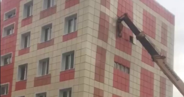 В Салехарде строительный кран полгода поддерживает дом