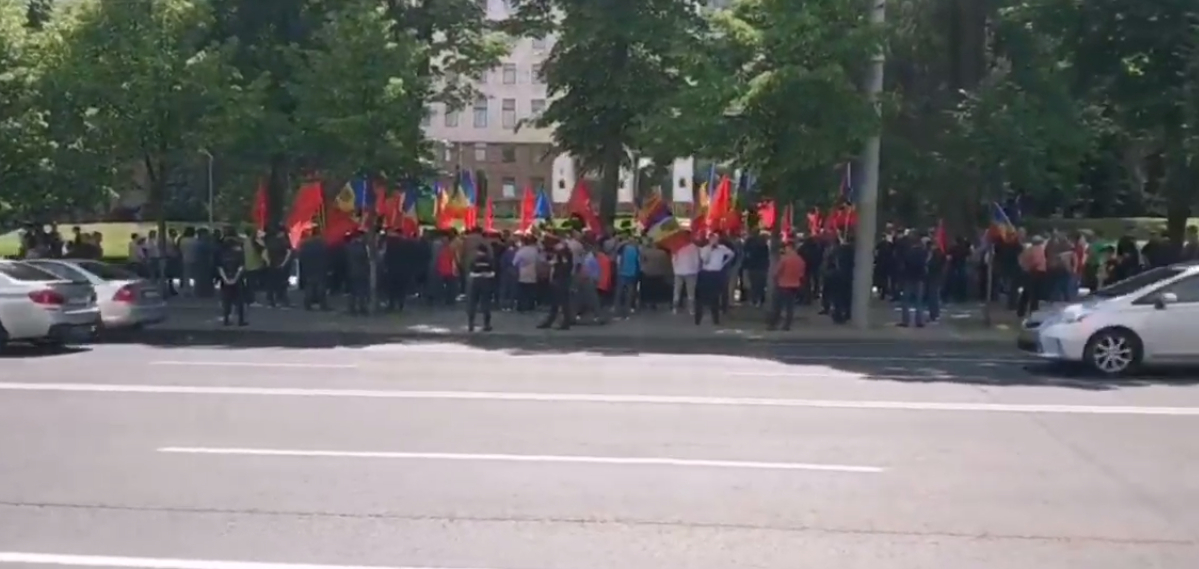 У здания парламента Молдавии собралась толпа протестующих