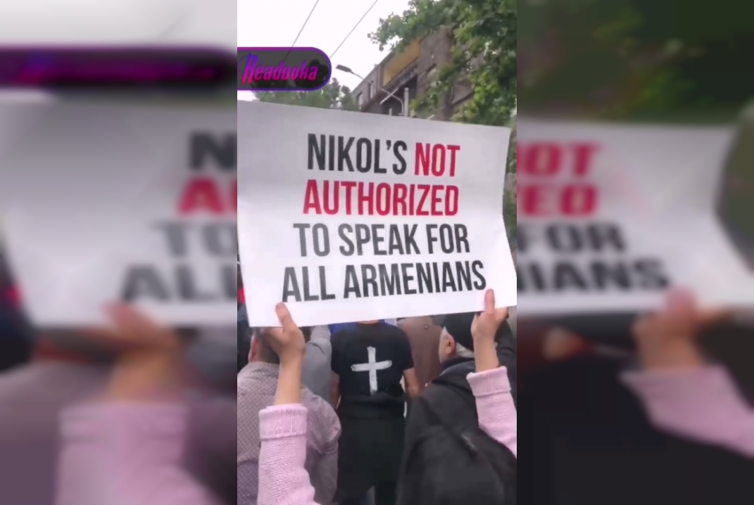 Митингующие в Армении требуют отставки Пашиняна с фонариками в руках