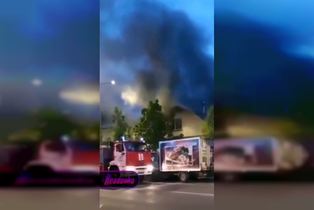 В районе Лефортово горит храм Петра и Павла