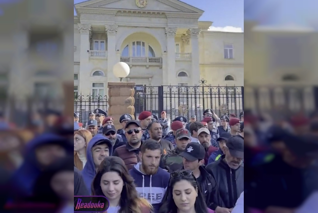 Протестующие в Ереване заблокировали входы в здание президентского дворца