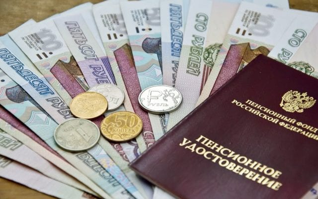 Правительство планирует повысить пенсии и МРОТ на 10%
