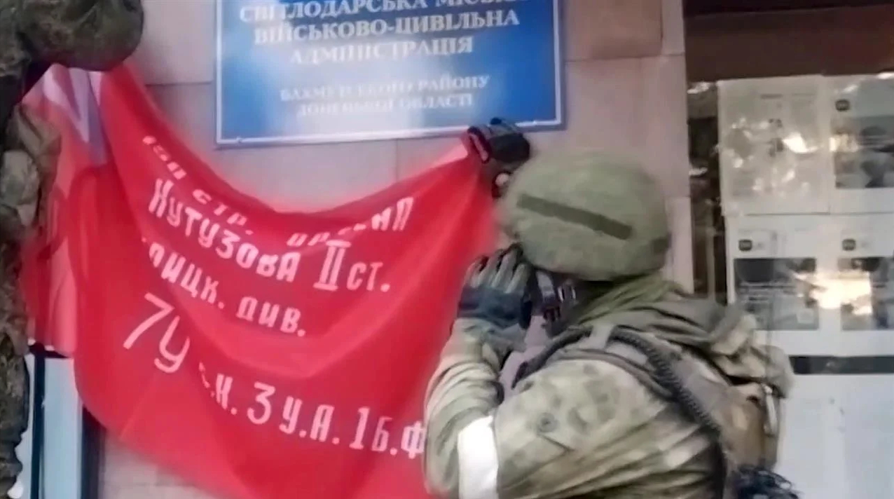 В освобожденном Светлодарске радостные жители встречают военных