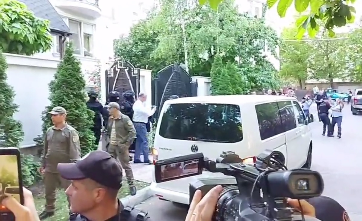 Сотрудники полиции вывели из дома экс-президента Молдавии Игоря Додона