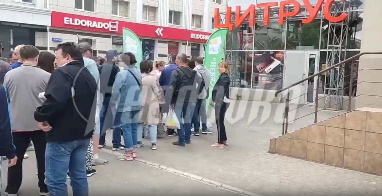 За сим-картами в Херсоне выстраиваются длинные очереди
