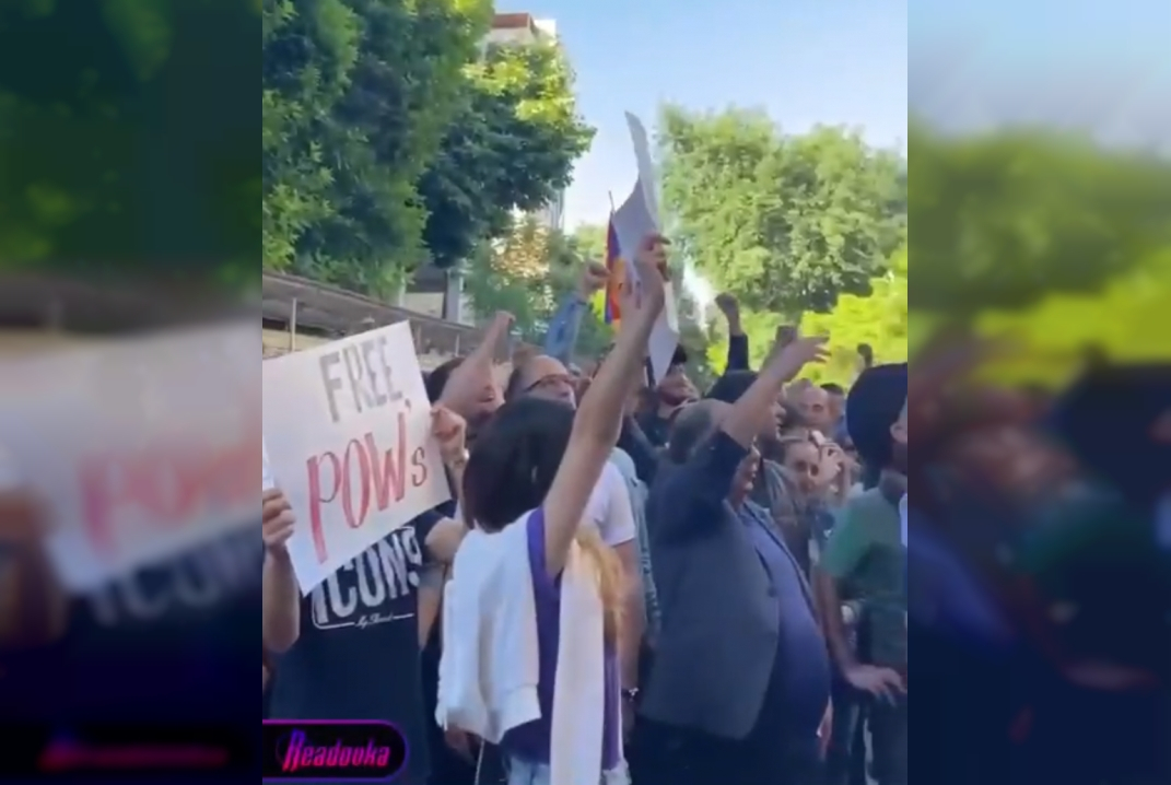 Протестующие в Ереване блокируют здание правительства Армении