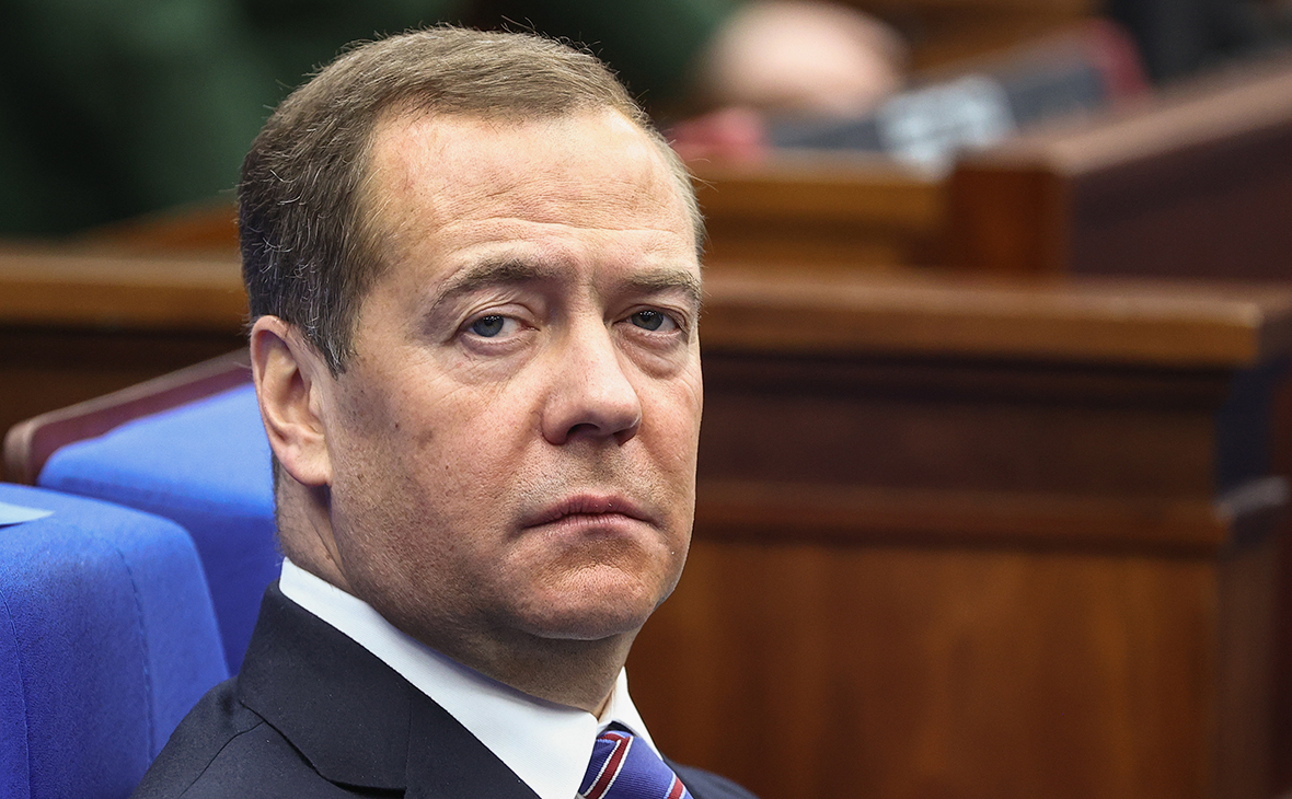 Медведев: предчувствуя свое неизбежное поражение, Зеленский нашел удобный для себя выход