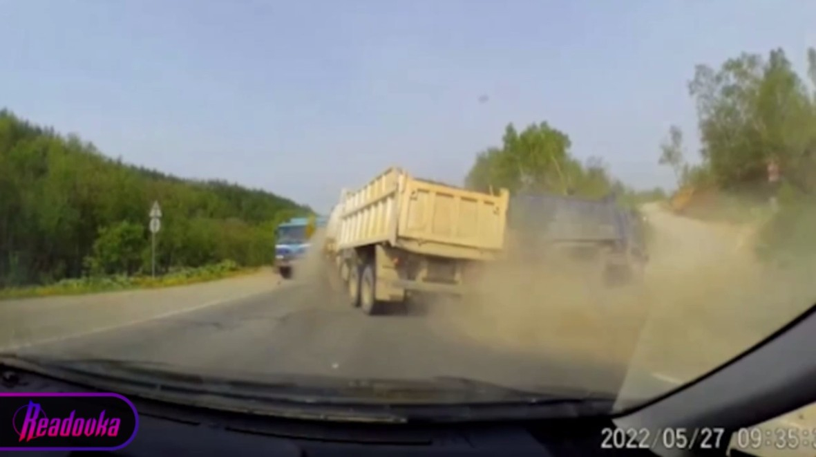 На трассе Сахалина столкнулись три грузовика