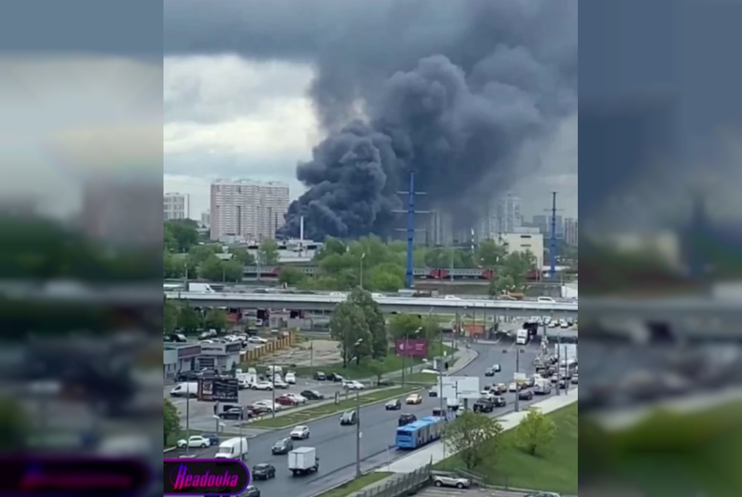 На юге Москвы полыхают кровли складского помещения 