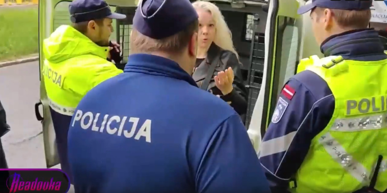Русский союз организовал шествие против сноса памятника Освободителям в Риге