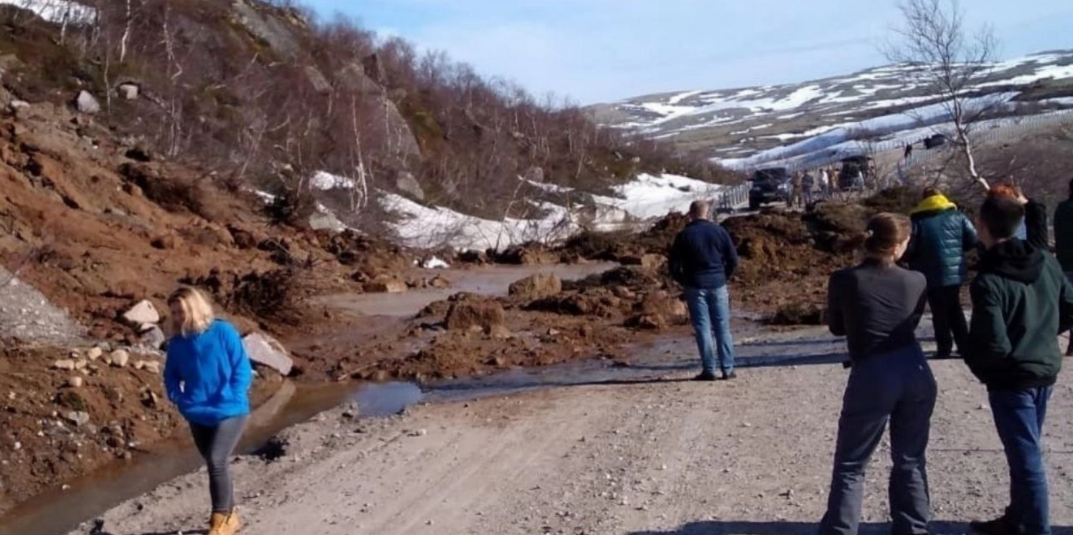 Оползень заблокировал трассу в село Териберка Мурманской области