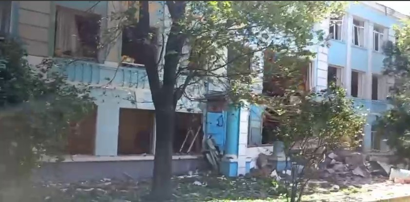 ВСУ обстреляли две школы и гимназию в Донецке