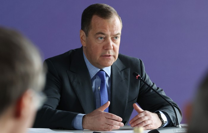 Медведев прокомментировал слова Байдена об отправке Киеву ракет, способных ударить по РФ