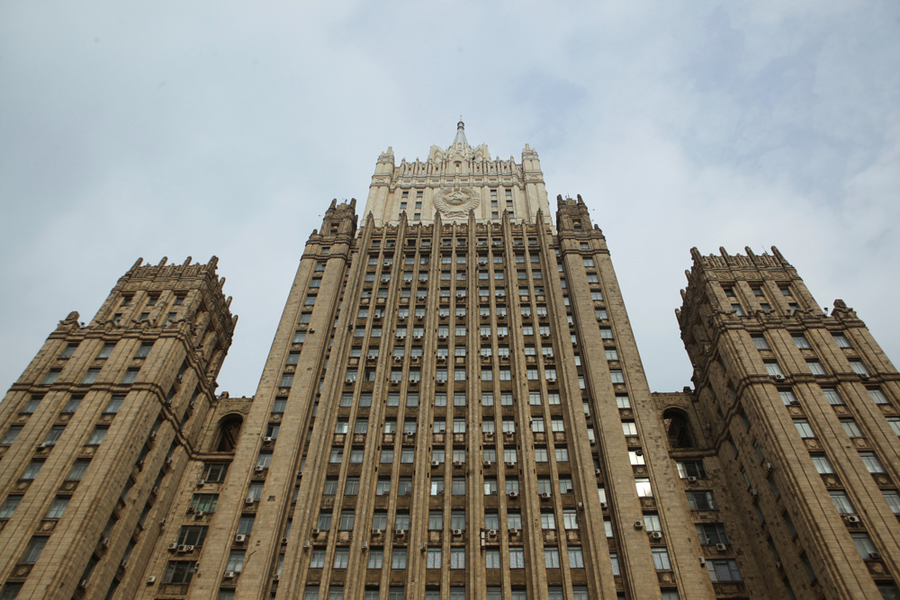 Москва не считает нужным эвакуировать сотрудников посольств из недружественных стран