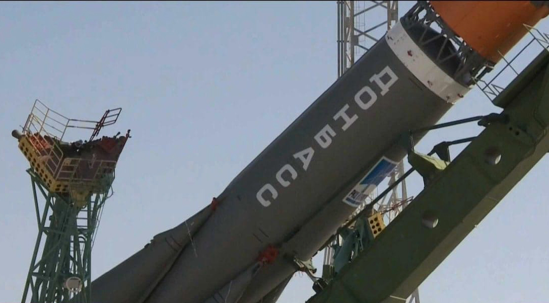 На Байконуре на стартовый стол установлена космическая ракета с флагами республик Донбасса