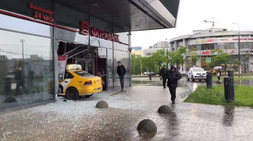 В Москве таксист «Яндекса» протаранил отделение банка в ТРЦ Avenue