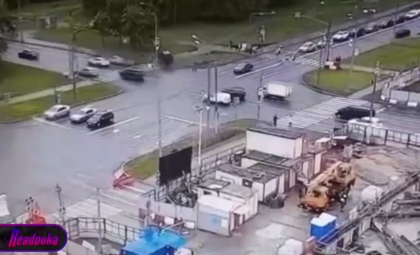 В Москве автомобиль с армянскими номерами вылетел на тротуар