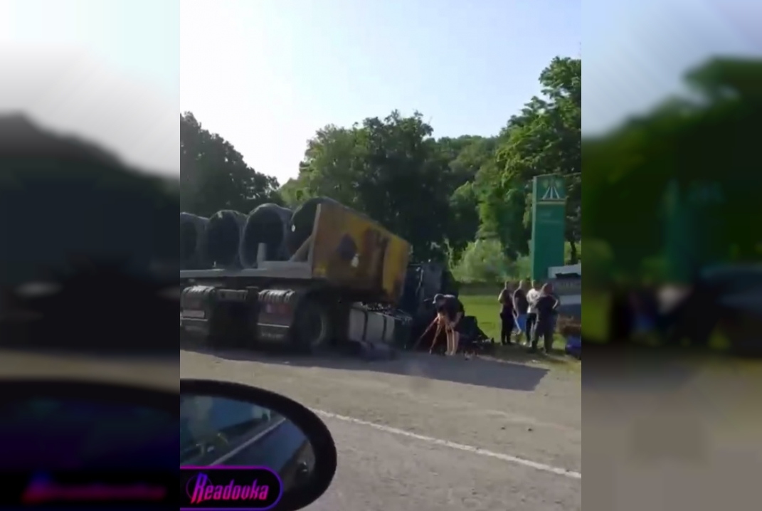 Три фуры столкнулись на трассе в Краснодарском крае